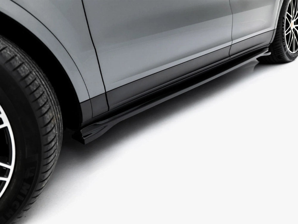 Maxton Design Porsche Cayenne Mk3 facelift side skirt diffusers in black, highlighting sporty body styling for SUV and coupe models.