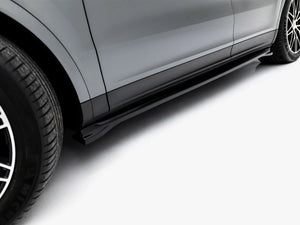 Maxton Design Porsche Cayenne Mk3 facelift side skirt diffusers in black, highlighting sporty body styling for SUV and coupe models.