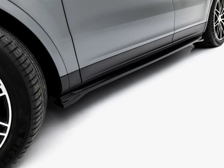 Maxton Design Porsche Cayenne Mk3 facelift side skirt diffusers in black, highlighting sporty body styling for SUV and coupe models.