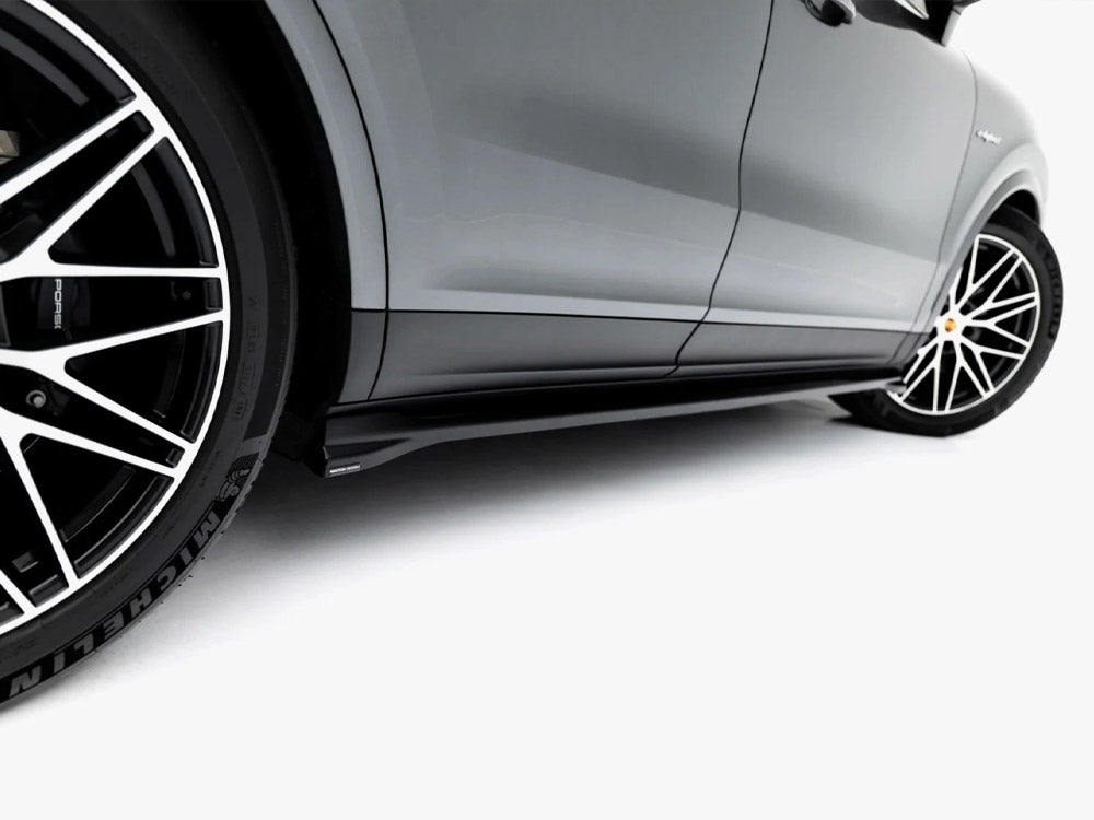 Maxton Design side skirt diffusers V.1 for Porsche Cayenne SUV and Coupe Mk3 Facelift, showcasing sleek body styling enhancements.